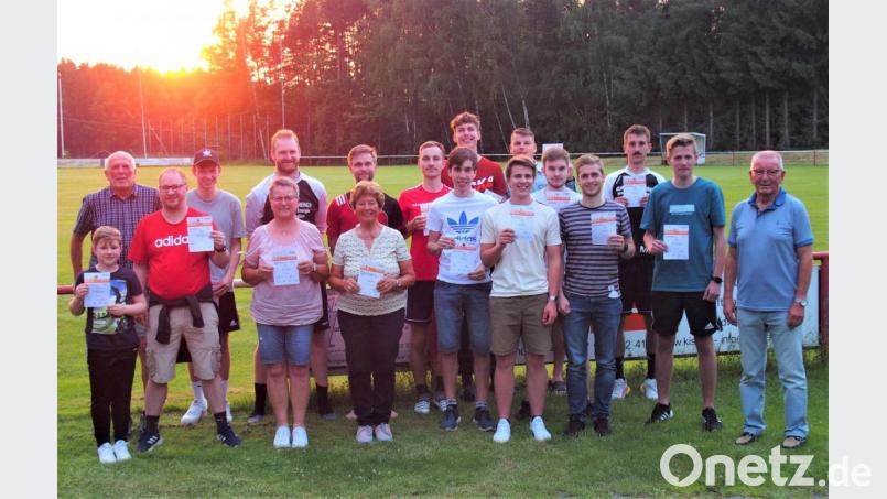 Rudi Wild (rechts) gratuliert den Spielern der Seniorenmannschaften von DJK Ehenfeld-Massenricht und TuS/WE Hirschau, aber auch den Jubilaren Alfons Flor (hinten links) , Marianne Wild, (vorn, Dritte von links) und Helga Kohl (vorn, Vierte von links). Bild: fdl