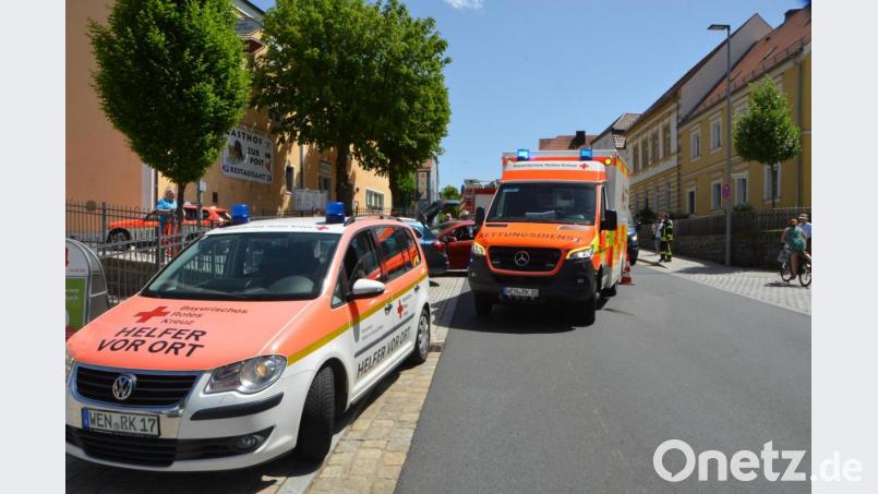 Eine Vorfahrtsverletzung war der Grund für einen größeren Notarzteinsatz an der Bahnhofstraße in Vohenstrauß. Bild: dob
