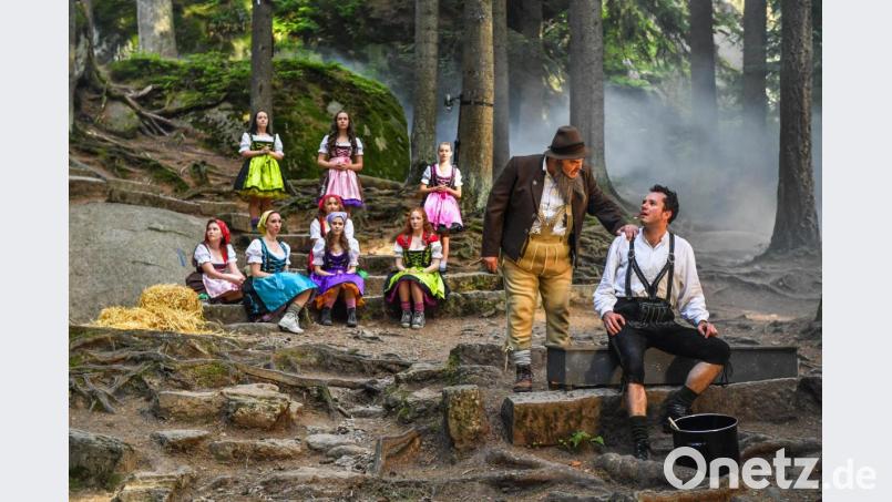 Der Bua (Christopher Schulzer, r.) will "aufi aufn Berg", der Vater (Peter Hohenecker) kann ihn nicht zurückhalten: Das Stück "Der Watzmann ruft" endet auch bei den Luisenburg-Festspielen tragisch. Bild: FLO MIEDL/Luisenburg- Festspiele