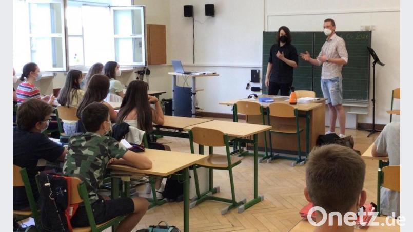Die Redakteure der Amberger Zeitung, Wolfgang Ruppert und Tobias Gräf, sprechen im Amberger Erasmus-Gymnasium mit Schülern über Lokaljournalismus. Bild: Tanita Hahn/exb