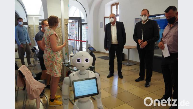 Roboter Pepper überwachte am Digitaltag die Maskenpflicht. Bild: Bühner