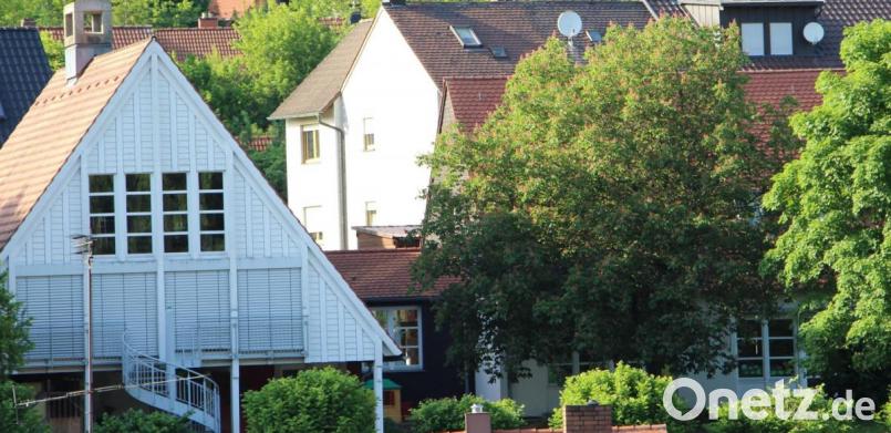 Das Kinderhaus Etzelwang und die rechts angebaute Kinderkrippe können den Platzbedarf angesichts der zu erwartenden Bevölkerungsentwicklung nicht mehr decken, hat das Kreisjugendamt festgestellt. Bild: ds