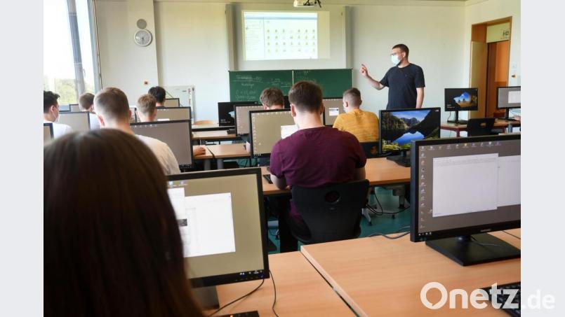 Studienrat Michael Preisinger, Systembetreuer an der Lobkowitz-Realschule Neustadt, setzt im Unterricht auf den Einsatz digitaler Geräte. Doch das ist nicht an allen Bildungsstätten so, auch wenn die Ausstattung vorhanden ist. Bild: Gabi Schönberger
