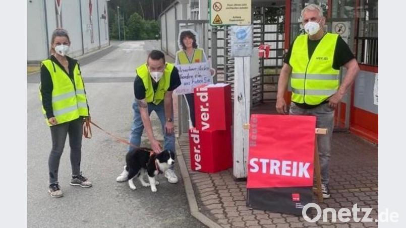 Verdi-Streikposten am Montag vor dem Stahlgruber-Werkstor. Bild: Christin Rappl/exb