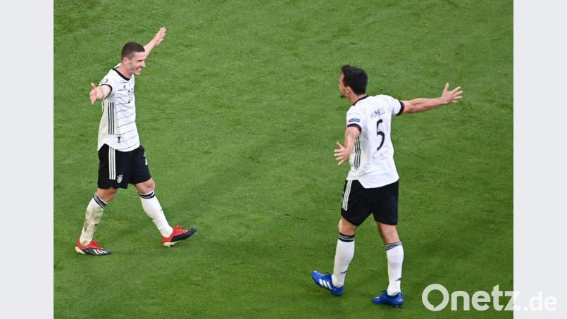 Komm in meine Arme, Baby! Robin Gosens (links) lässt sich kurz nach seinem Treffer zum 4:1 von Mats Hummels für seine formidable Leistung im zweiten EM-Spiel gegen Portugal feiern. Bild: Federico Gambarini/dpa