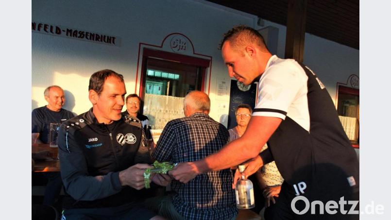 Johannes Pfab vom Trainerteam gratulierte Reinhard Meyer zum 50. Geburtstag. Bild: fdl