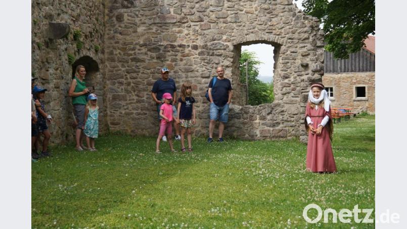 Eleonore Sachenhofer zu Frauenstein (Lisa Niebauer) erzählte von ihrer bevorstehenden Hochzeit. Bild: wel