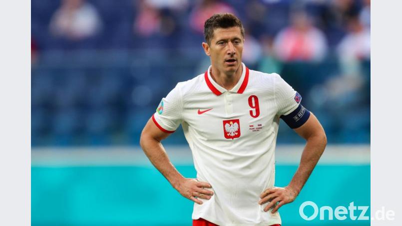 Bayern-Star Robert Lewandowski droht mit Polen schon wieder ein frühes Turnier-Aus. Der Frust im Land ist groß. Bild: Igor Russak/dpa