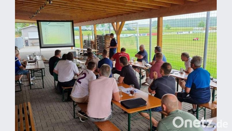 Spielgruppentagung mal anders: Nicht wie so oft zuletzt online oder vor Corona in einem Sportheim, sondern an der frischen Luft zwischen Sportheim und Fußballplatz des 1. FC Schlicht tagten Vereinsvertreter der Fußball-Bezirksliga Nord und Verbandsfunktionäre. Bild: gth