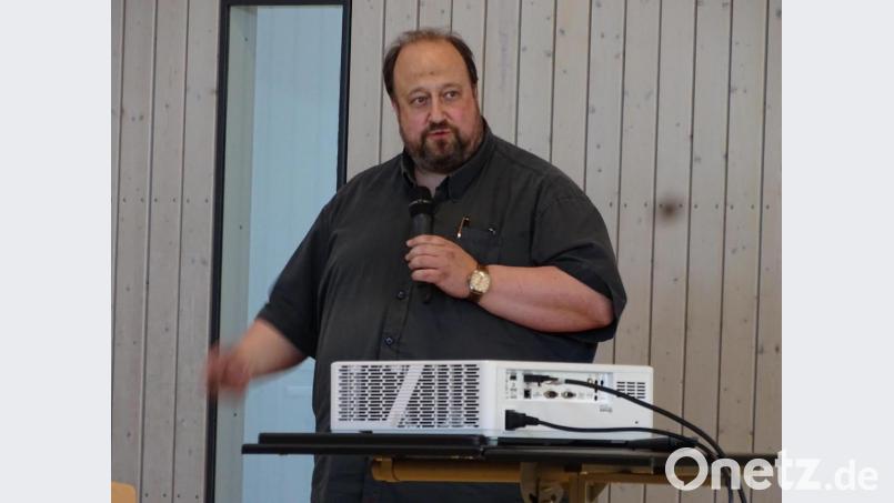 Was kostet der neue Brunnen? Ingenieur Udo Hartmann schätzte die auf Fensterbacher Gemeindegrund entstehende Baumaßnahme auf 300 000 Euro. Doch genau mochte er sich nicht festlegen, "denn die Materialkosten fahren Achterbahn". Bild: Houschka