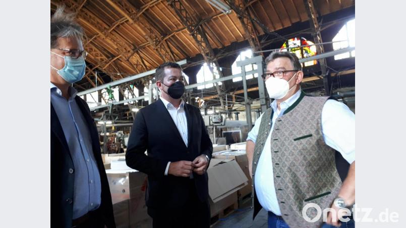 Staatssekretär Florian Pronold, MdB Uli Grötsch und Lamberts-Geschäftsführer Rainer Schmitt (von links) in der denkmalgeschützten Ofenhalle der Glashütte. Bild: pz