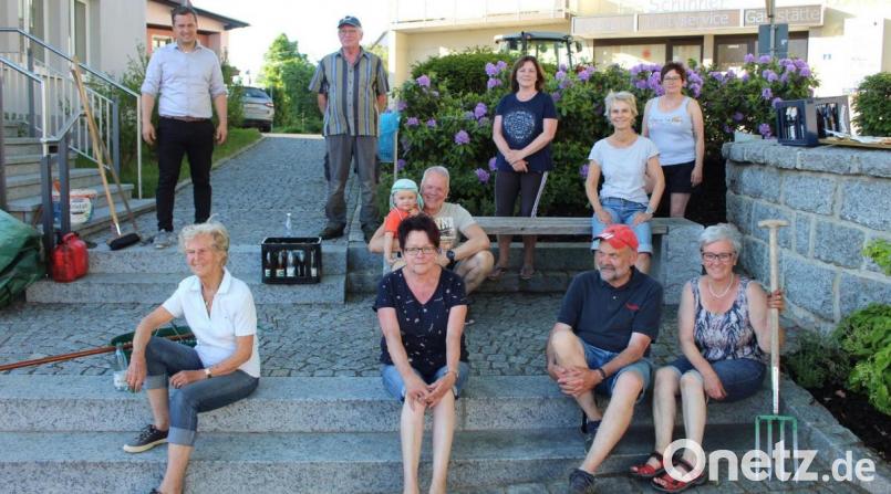 Eine kleine Pause gönnten sich die Helfer bei hochsommerlichen Temperaturen an einem schattigen Plätzchen. Bild: soj
