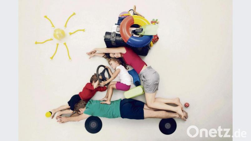 Eine lange Autofahrt mit Kindern ist eine Herausforderung. Mit ein paar Tricks wird es leichter für alle. Bild:  Leander Baerenz/Westend61/dpa