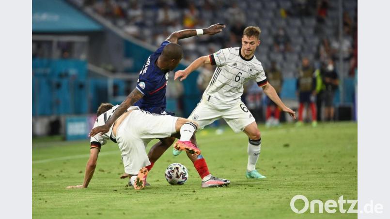 Man müsste Joshua Kimmich (rechts) klonen: Er wird bei Deutschland in der Zentrale und auf rechts gebraucht. Im zweiten EM-Spiel geht es gegen Portugal. Bild: Federico Gambarini/dpa