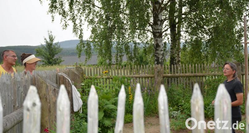 Gärtnermeisterin Tanja Götz (rechts) wusste beim „Ratsch übern Gartenzaun“ interessante Antworten auf viele gestellte Fragen der Museumsbesucher. Bild: Freya Stoeckl