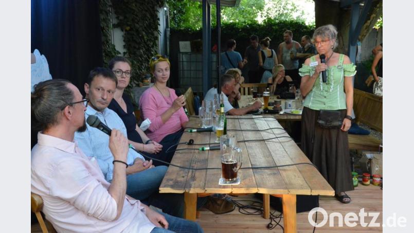 Während andere der deutschen Mannschaft die Daumen drücken, diskutieren (von links) Anwohner Roland Jezussek, Oberbürgermeister Jens Meyer, Stadtplanerin Jana Janota, Carolin Schiml vom Bund Naturschutz und Wirtin Sabine Mende über die Zukunft des Bahnareals. Bild: Kunz