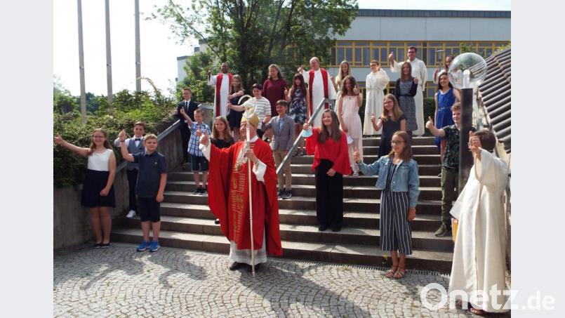 Insgesamt 73 junge Leute empfangen in Pfarrei Kümmersbruck in vier Gottesdiensten das Sakrament der Firmung, hier am Samstag um 9 Uhr. Bild: e