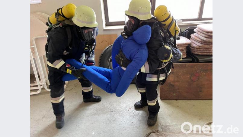 Bei der Abschlussprüfung des Atemschutzlehrgangs mussten die Feuerwehrleute zwei Dummys aus einem vernebelten Gerätekeller retten – zum Glück nur eine Übung für den Ernstfall. Bild: Marco Spranger/exb