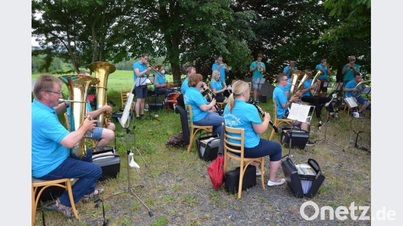 Die Blaskapelle Ernestgrün trat nach der langen coronabedingten Pause erstmals wieder in der Öffentlichkeit auf. Im Biergarten erhielten die 19 Musiker viel Applaus. Bild: jr