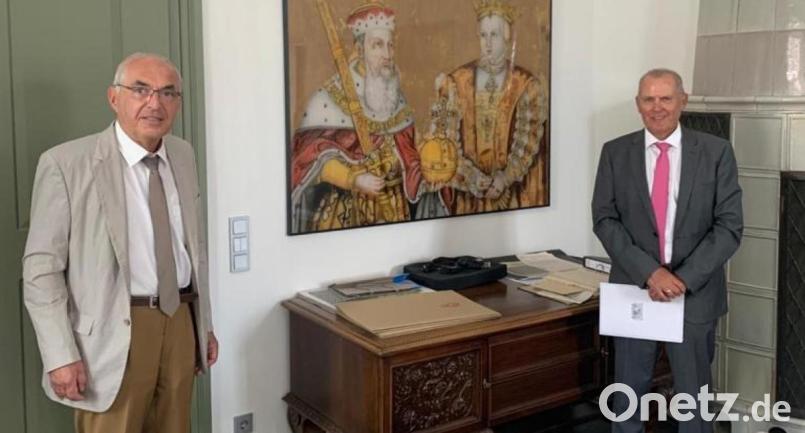 In seinem Amtszimmer verabschiedete Präsident Harald Riedl (links) den langjährigen Geschäftsleiter des Landgerichts, Josef Auer, in den Ruhestand. Bild: Landgericht/exb