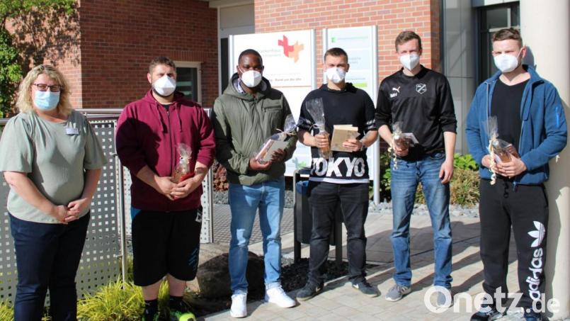 Zum Abschied bedankt sich (von links) Pflegedirektorin Sabine Hirsch bei den Soldaten Christian Schiffl, Shean Bauer, Christian Feike, Michael Heimler und Tobias Müller mit kleinen Präsenten für den Einsatz im
St.-Anna-Krankenhaus. Bild: Marie/Ehras/exb