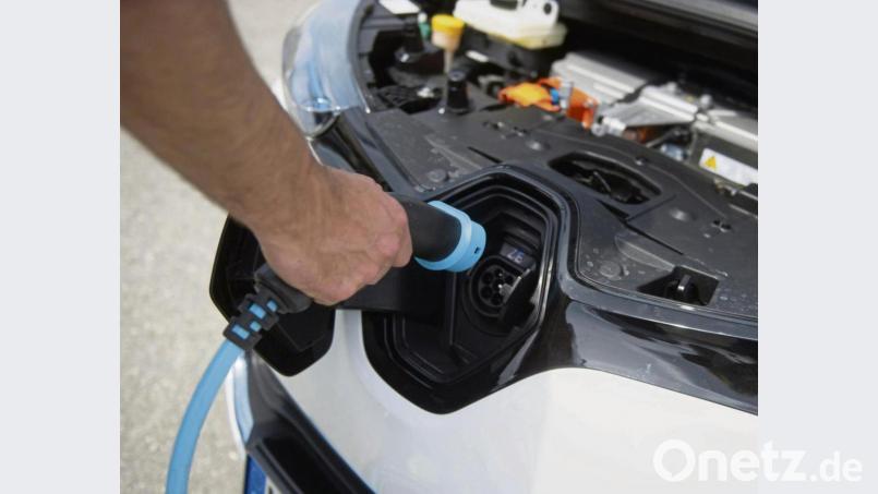 Aufladen ohne Ende? Die maximal erzielbare Reichweite wird im Leben eines E-Autos geringer. Bild: Tobias Hase/dpa