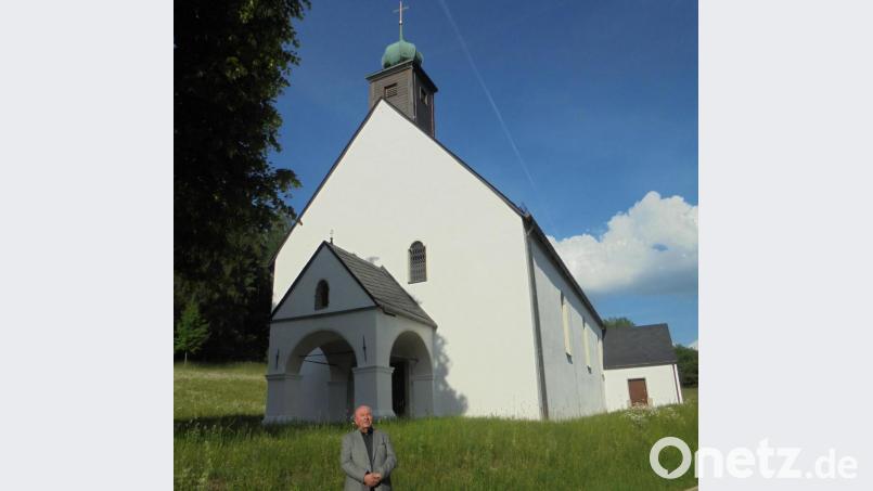 Pfarrer Wilhelm Bauer erhält für die Katholische Kirchenstiftung St. Michael als Anerkennung für die Instandsetzung der Wallfahrtskirche St. Jodok die Denkmalschutzmedaille. Bild: rfi