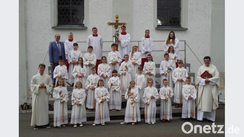 22 Erstkommunikanten der Pfarreiengemeinschaft Schönsee-Weiding standen in der Pfarrkirche Schönsee, erstmals am Tisch des Herrn. Dazu gratulierten Pfarrer Wolfgang Dietz (rechts), Gemeindereferent Christian Glaser (links) und PGR-Sprecher Herbert Spichtinger (oben links). Bild: mmj
