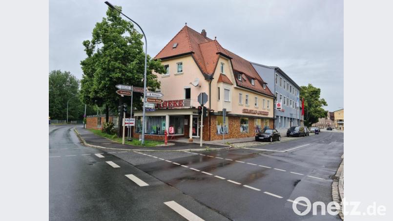 Das zentral gelegene Gebäude der Apotheke soll zur Freude des Bürgermeisters modernisiert werden. Bild: sne
