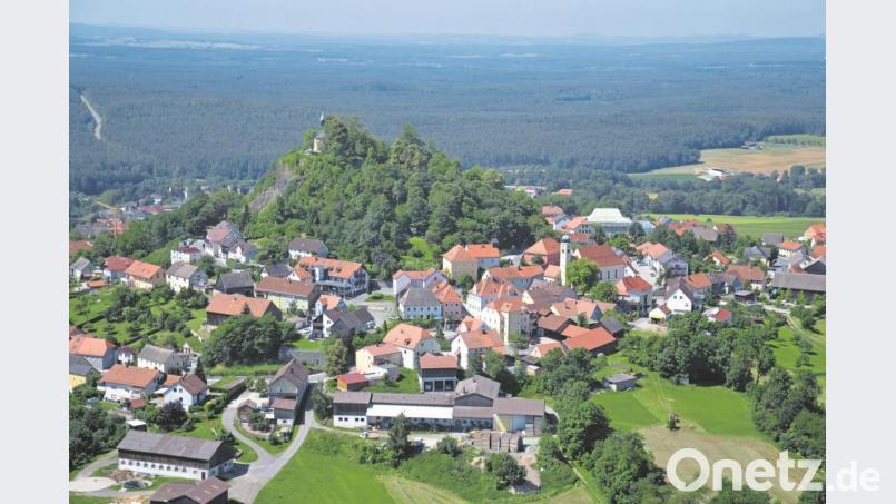 Parkstein aus der Luft. Der attraktive Ort soll noch mehr aufblühen, wünscht sich unter anderem Silvia Korsche-Ströhl von der Freien Wählergemeinschaft. Luftbild: ma