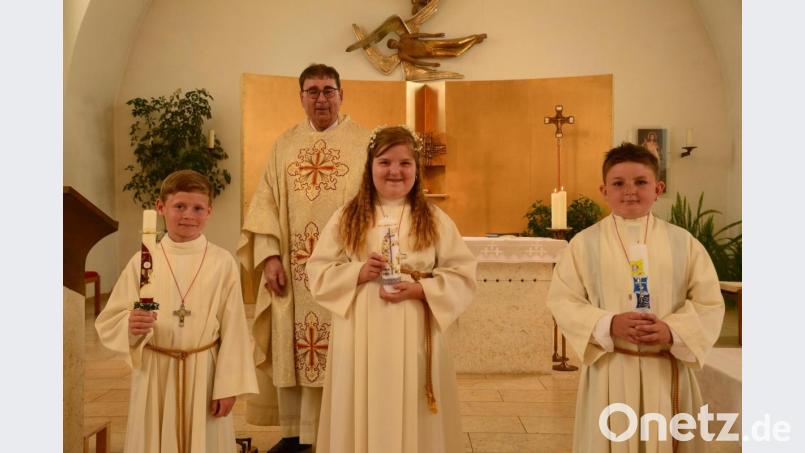 In Burkhardsrieth bei Pleystein gab es heuer drei Kommunionkinder: Tim Krämer, Magdalena Grötsch und Jonas Preßl (von rechts) gingen am Sonntag in der St. Nikolauskirche erstmals an den Tisch des Herrn. Bild: bey