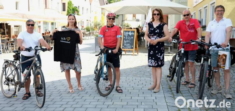 Die Vertreter der Siegergruppen nahmen die Preise entgegen. Das Bild zeigt von links: Paul Bäßler, Vera Dehling, Gerhard Heller, Martina Englhardt-Kopf, Gerhard Pösl und Hans Graßmann. Bild: Hirsch
