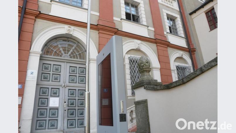 Das Landratsamt Neustadt wird bürgerfreundlicher. Neben Onlineterminbuchungen wird demnächst auch diese digitale Hinweistafel vor dem Lobkowitzerschloss den Behördengang erleichtern. Bild: Gabi Schönberger