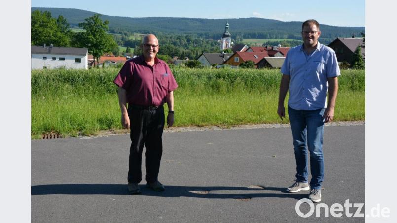 Bürgermeister Klaus Meyer (links) und Geschäftsleiter Stefan Döllinger stehen vor dem rund 2,7 Hektar großen Baugebiet „Ottenspitz“, wo jetzt die Planung für die Erschließung startet. Bild: jr