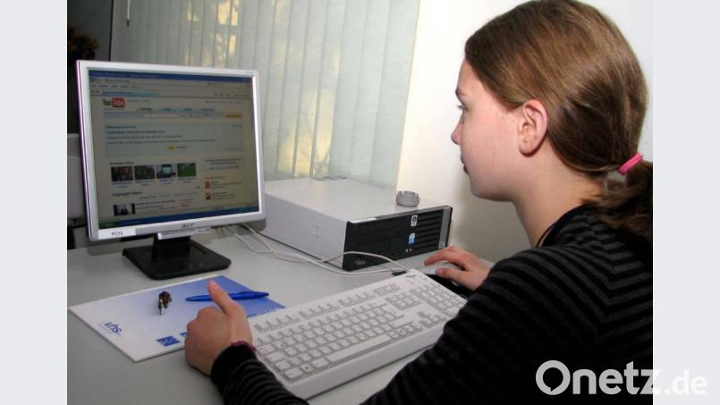 Computergestütztes Lernen mit neuer Software: Das Ortenburg-Gymnasium Oberviechtach wurde von der Stiftung "Digitale Bildung" als Pilotschule ausgewählt. Symbolbild: Hirsch