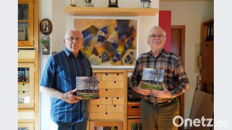 Johann Spörrer und Rainer Sollfrank (von links) haben ein gemeinsames Hobby: die Fotografie. In ihrem gemeinsamen Buch haben sie diese Leidenschaft mit Gedichten kombiniert und wollen so zum Entdecken unserer Heimat einladen. Bild: kaz