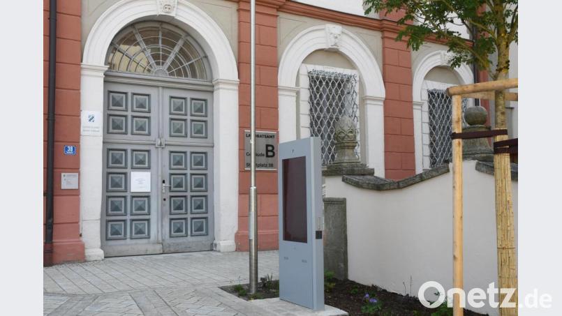 Das Landratsamt Neustadt wird bürgerfreundlicher. Neben Onlineterminbuchungen wird demnächst auch diese digitale Hinweistafel vor dem Lobkowitzerschloss den Behördengang erleichtern. Bild: Gabi Schönberger