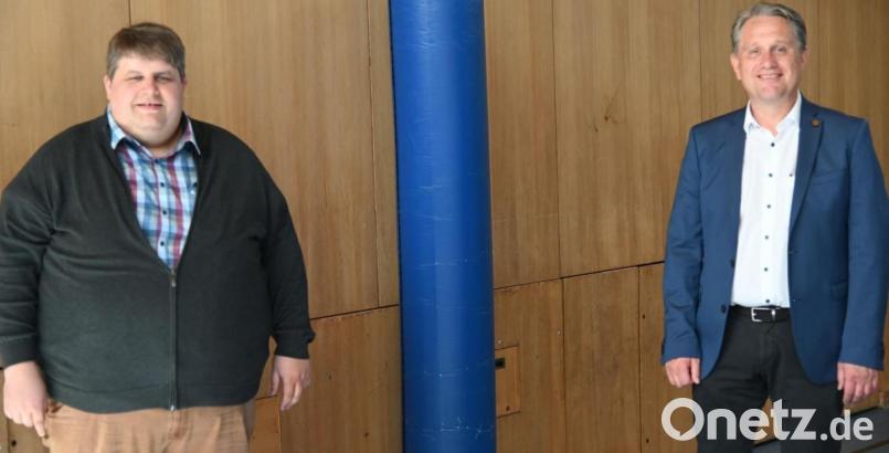 Die Vorsitzenden des Zweckverbands zur Wasserversorgung der Illschwang-Gruppe Dieter Dehling (l.) und der in der Verbandsversammlung neu gewählte Erste Bürgermeister der Gemeinde Poppenricht Hermann Böhm (r.). Bild: gf