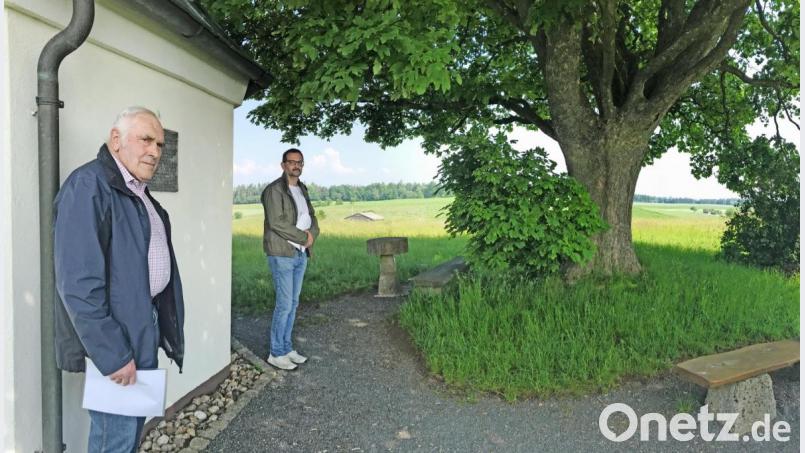 Auf vielfältige Weise, zum Beispiel bei Unterhalt und Sanierung der Muglhofer Kapelle, entlasten die Bürger der ehemaligen Gemeinde Muglhof die Stadt Weiden, betonten Hans Balk und Reinhard Greiner, die ehemaligen Ortssprecher. Beim Ortstermin an der Muglhofer Kapelle fordern sie von der Stadt Weiden Hilfe beim teuren Wasserpreis, den sie seit Jahresbeginn an den Zweckverband Muglhofer Gruppe zahlen müssen. Bild: Gabi Schönberger