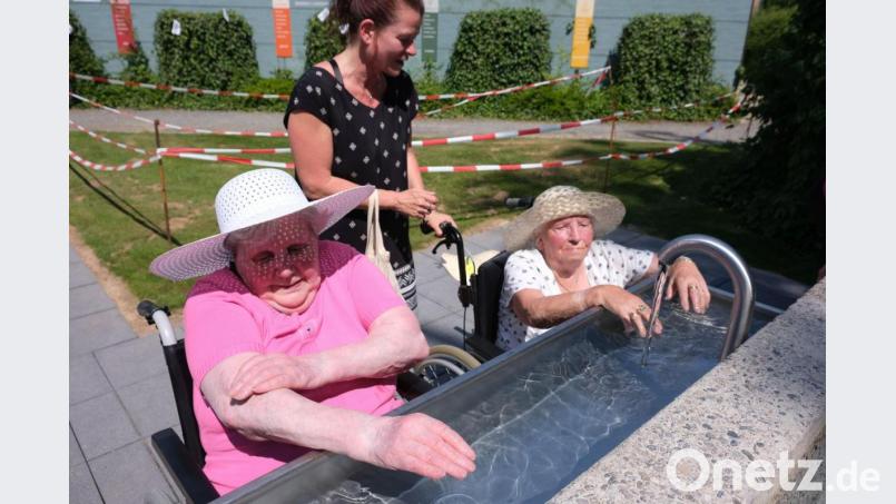 Offiziell nahmen zwei Seniorinnen aus dem Marienheim vom Rollstuhl aus das barrierefreie Armbecken in Betrieb. Bild: usc
