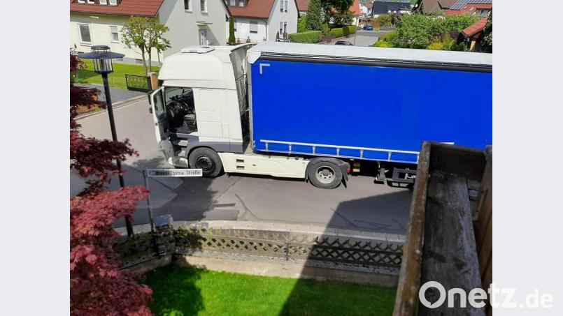 Fehlgeleitete Lastwagen sorgen in der Andreas-Thoma-Straße (Bild) für Probleme. Im westlichen Auslauf der Straße - in einer 90-Grand-Kurve - schließt sich der Roteckerweg (links) an. Da wird es eng. Bild: Markus Schäffler/exb