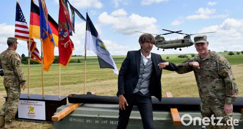 Pegnitz Bürgermeister Wolfgang Nierhoff (links) und US-Colonel John Broam bei der Übergabe eines Hubschrauber-Rotorblatts - im Hintergrund fliegt ein CH-47 Chinook im Tiefflug über den Flugplatz. Bild: Petra Hartl
