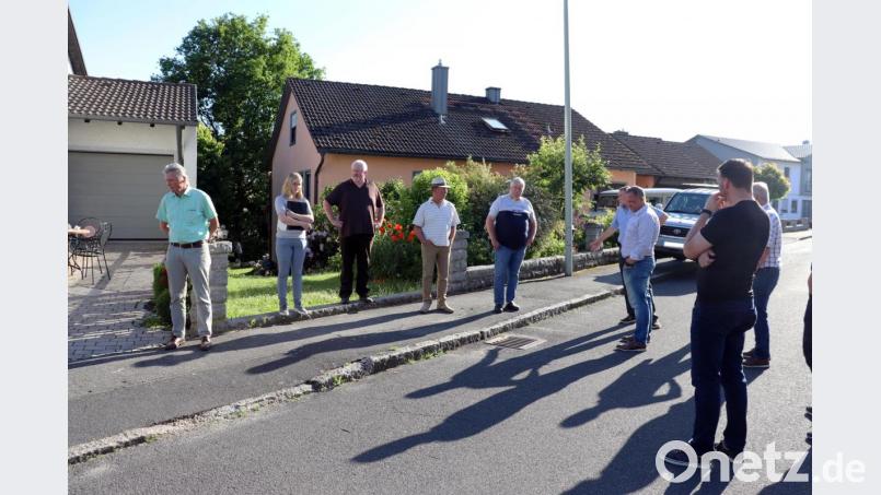 Bürgermeister Lothar Müller (links) besichtigte zusammen mit Johanna Plödt (Zweite von links) und Armin Reiter vom Bauamt und den Mitgliedern des Bauausschusses unter anderem die Frühlingsstraße in Wildenau. Bild: flt
