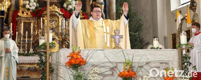 In der Mariä-Himmelfahrtskirche spendet Pater Michael den Primizsegen. Bild: njn