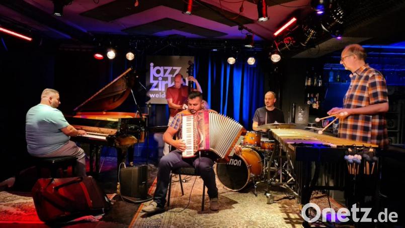 Das &quot;David &amp; Danino Weiss Quartett feat. Wolfgang Lackerschmid auf der Jazz-Zirkel-Bühne im &quot;Bistrot Paris&quot;. Bild: uz
