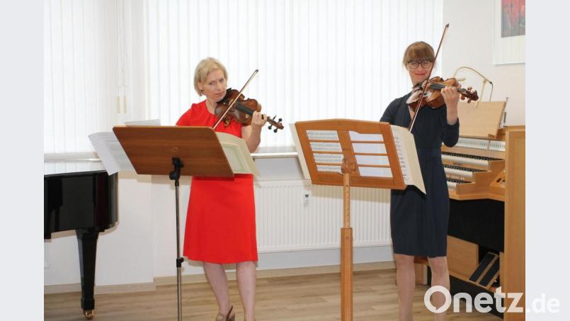 Sylvia Eisermann mit der Violine (links) und Ruth-Elena Schindel mit der Viola hinterlassen bei ihrem Konzert nachhaltige Eindrücke und erhalten viel Beifall. Bild: pi