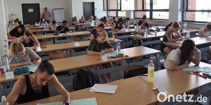 Volle Prüfungsräume wie bei der schriftlichen Handwerksprüfung in Weiden vor zwei Jahren wird es in Zukunft immer weniger geben. Archivbild: Bühner