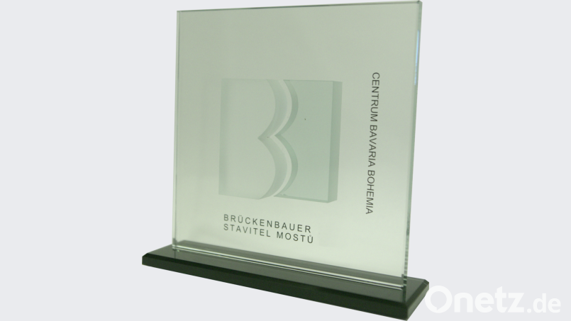 Die Auszeichnung aus Glas wird seit der ersten Preisverleihung im Jahr 2007 hergestellt und gesponsert vom Schönseer Unternehmen Irlbacher Blickpunkt Glas GmbH. Bild: eib