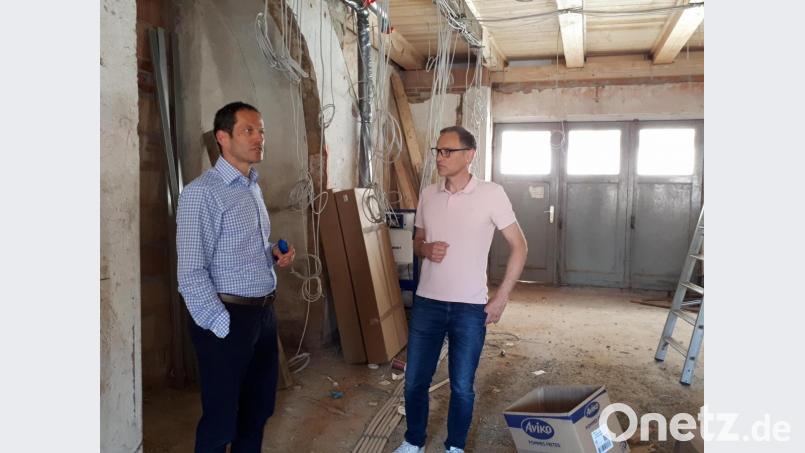 Bei dem Rundgang schauten Albert Rupprecht (links) und Bernd Sommer auch im Anwesen Brauhausstraße 2 vorbei. In dem Anwesen, das die Stadt Waldsassen erworben hat, werden stehen sechs Mietwohnungen entstehen. Bild: pz