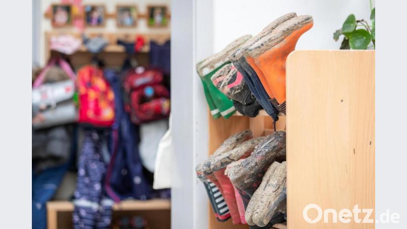 Gummistiefel und Regenkleidung liegen in einem Kindergarten für Regenwetter bereit. Die Zahl der katholischen Kindergärten ist in den vergangenen zehn Jahren im Bistum Regensburg gesunken. Symbolbild: Friso Gentsch/dpa